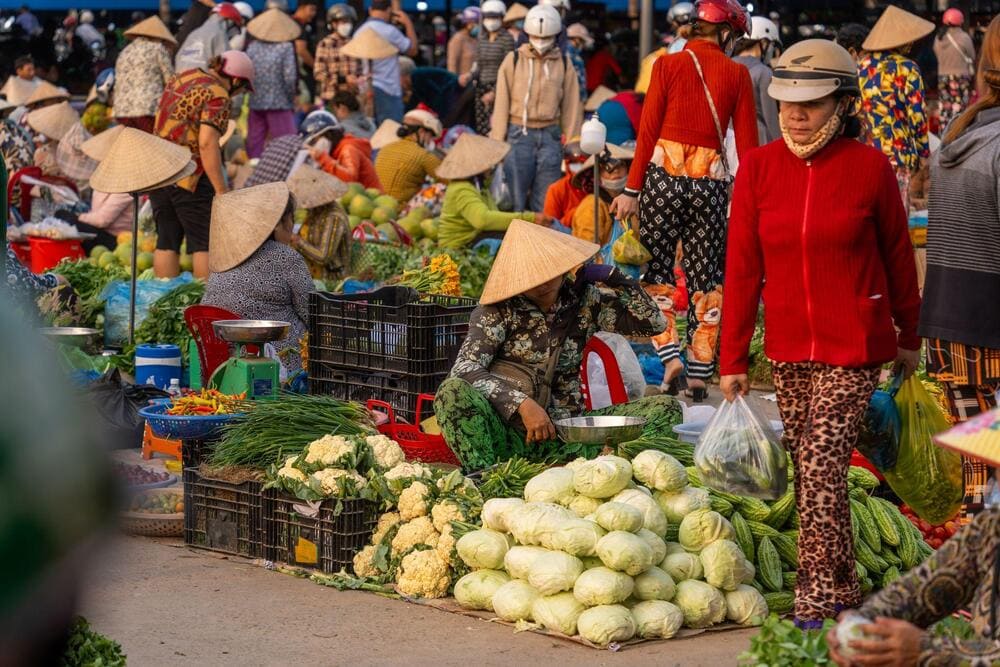 Du kh&aacute;ch ch&uacute; &yacute; tự bảo quản t&agrave;i sản c&aacute; nh&acirc;n v&igrave; khu vực b&ecirc;n trong chợ kh&aacute; đ&ocirc;ng đ&uacute;c (Nguồn: Freepik)